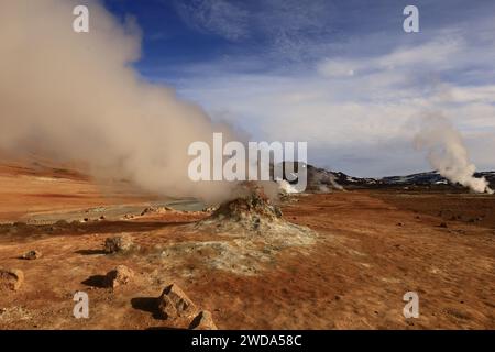 Hverarönd est un site hydrothermal en Islande avec des sources chaudes, des fumerolles, des étangs de boue et des solfatares très actifs. Il est situé dans le nord de l'Islande Banque D'Images