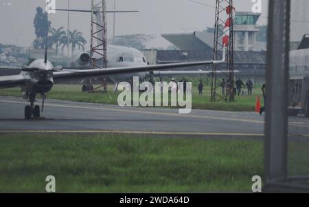 GYE-LLEGADA FAMILIA FITO Guayaquil, viernes 19 de enero del 2024 con fuerte resguardo militar se encuentra la base AÃ rea Simon Bolivar, donde llegaria la familia de Adolfo Macias alias Fito, quienes fueron expulsados la noche de ayer de Argentina. Fotos:CÃ sar Munoz/API Guayaquil Guayas Ecuador CLJ-GYE-LLEGADAFAMILIAFITO-34d81bb2cad36496eefdb5c24760a149 *** GYE ARRIVÉE FITO FAMILLE Guayaquil, vendredi 19 janvier 2024 la base aérienne Simon Bolivar est sous forte garde militaire, où la famille d'Adolfo Macias alias Fio a été expulsée d'Argentine CÃ Banque D'Images