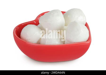 Mini boules de mozzarella dans un bol en céramique rouge isolé sur fond blanc avec pleine profondeur de champ. Banque D'Images