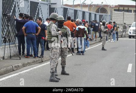 GYE-LLEGADA FAMILIA FITO Guayaquil, viernes 19 de enero del 2024 con fuerte resguardo militar se encuentra la base AÃ rea Simon Bolivar, donde llegaria la familia de Adolfo Macias alias Fito, quienes fueron expulsados la noche de ayer de Argentina. Fotos:CÃ sar Munoz/API Guayaquil Guayas Ecuador CLJ-GYE-LLEGADAFAMILIAFITO-6aaafa93143c8d646ddb6b718ed8b15a *** GYE ARRIVÉE FITO FAMILLE Guayaquil, vendredi 19 janvier 2024 la base aérienne Simon Bolivar est sous forte garde militaire, où la famille d'Adolfo Macias a été expulsée de CÃ, alias Fifo Munias Argentine Banque D'Images