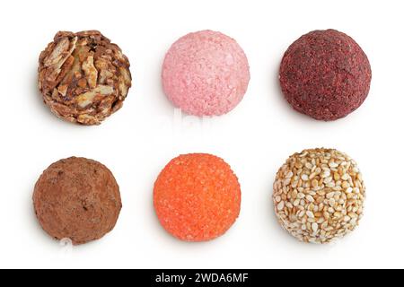 Une variété de truffes différentes dans un bol en bois isolé sur un fond blanc. Vue de dessus. Pose à plat Banque D'Images