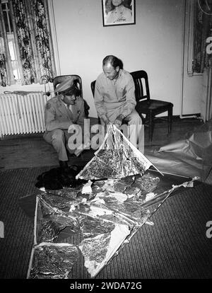 Le brigadier-général Roger Ramey et le colonel Thomas J. DuBose à l'aérodrome de fort Worth, regardant au-dessus d'un dispositif de prévision du vent depuis Roswell, Nouveau-Mexique, le 8 juillet 1947. (Référence de fichier 34580-577TH) Banque D'Images