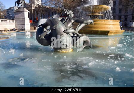 Londres, Royaume-Uni. 19 janvier 2024. Les fontaines de Trafalgar Square gèlent alors que les températures inférieures à zéro se poursuivent au Royaume-Uni. Crédit : Vuk Valcic/Alamy Banque D'Images