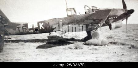 Un bombardier en piqué Stuka capturé abattu pendant la campagne d'Afrique du Nord vers 1940-1942. Banque D'Images