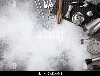 Divers ustensiles de bar.jigger, paille et cuillère avec shaker noir, bouddler et passoire sur plaque lumineuse sur plateau en caoutchouc pour les meilleurs cocktails du monde.Top View. Banque D'Images