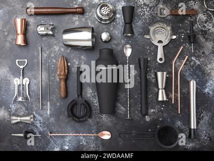 Divers ustensiles de bar à cocktails. Passoire,shaker,jigger,paille,presse-fruits,presse-boue,ouvre-vin sur fond de pierre noire.vue du dessus. Banque D'Images