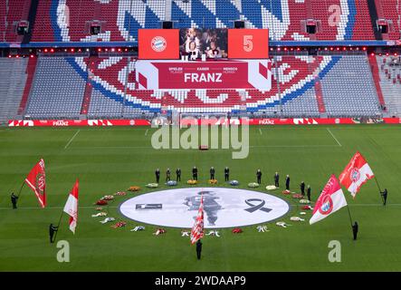 Munich, Allemagne. 19 janvier 2024. Football : le FC Bayern Munich rend hommage à Franz Beckenbauer dans l'Allianz Arena. Karl-Heinz Rummenigge (de gauche à droite), Wolfgang Overath, Lothar Matthäus, Günter Netzer, Andreas Brehme, Bastian Schweinsteiger, Hans Georg Schwarzenbeck, Rainer Bonhof, Franz 'bulle' Roth, Berti Vogts et Paul Breitner assistent au service commémoratif de la star et de l'entraîneur de football décédé. Beckenbauer meurt le 7 janvier à l'âge de 78 ans. Crédit : Sven Hoppe/dpa/Alamy Live News Banque D'Images