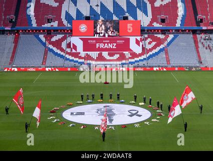 Munich, Allemagne. 19 janvier 2024. Football : le FC Bayern Munich rend hommage à Franz Beckenbauer dans l'Allianz Arena. Karl-Heinz Rummenigge (de gauche à droite), Wolfgang Overath, Lothar Matthäus, Günter Netzer, Andreas Brehme, Bastian Schweinsteiger, Hans Georg Schwarzenbeck, Rainer Bonhof, Franz 'bulle' Roth, Berti Vogts et Paul Breitner assistent au service commémoratif de la star et de l'entraîneur de football décédé. Beckenbauer meurt le 7 janvier à l'âge de 78 ans. Crédit : Sven Hoppe/dpa/Alamy Live News Banque D'Images