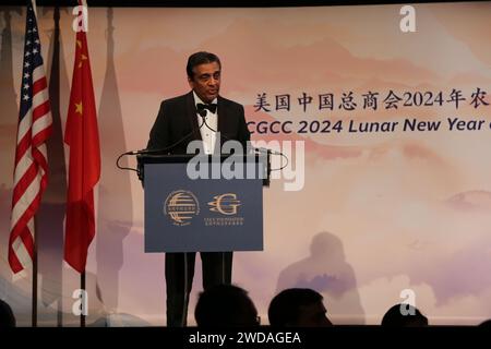 New York, États-Unis. 18 janvier 2024. Raj Subramaniam, président et chef de la direction de FedEx Corporation, prend la parole à la China General Chamber of Commerce-U.S.A.(CGCC) 2024 nouvel an lunaire du Dragon Gala à New York, aux États-Unis, le 18 janvier 2024. Les chefs d’entreprise des sociétés chinoises et américaines sont plus optimistes à propos des relations sino-américaines alors que les relations bilatérales ont connu une stabilisation et une amélioration ces derniers mois. Crédit : Liu Yanan/Xinhua/Alamy Live News Banque D'Images