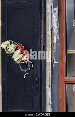 258 guirlande sèche de houx -Ilex aquifolium- feuilles vertes et baies rouges, décoration de Noël pour les portes et les fenêtres de la maison, zone Old Bazar. Korca-Albanie. Banque D'Images