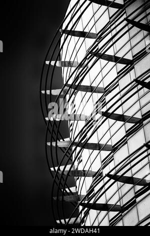 Vue partielle d'une construction en verre d'acier de façade en noir et blanc avec contraste de lumière et d'ombres Banque D'Images