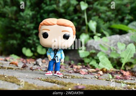 Funko Pop figurine d'action de l'adolescente Max Mayfield avec lecteur de cassette de la série télévisée Stranger Things. Feuilles vertes, route en pierre mousseline, jardin. Banque D'Images