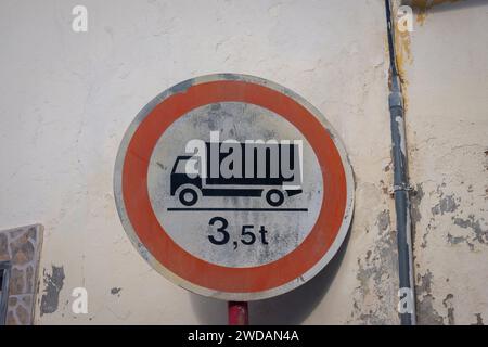 panneau de rue de camion de 3,5 t sur le mur d'un bâtiment, restriction de poids. Banque D'Images