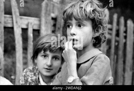 Portrait d'enfants dans le comté de Vrancea, Roumanie, env. 1992. Banque D'Images