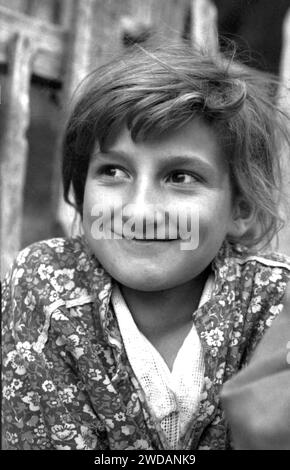 Portrait de fille dans le comté de Vrancea, Roumanie, env. 1992 Banque D'Images