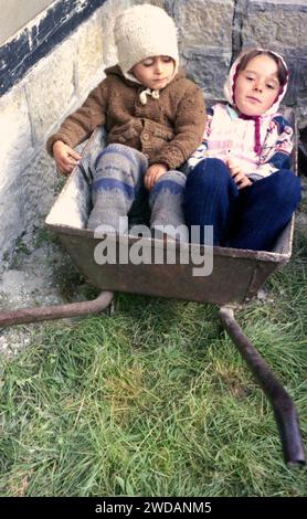 Comté de Vrancea, Roumanie, env. 1995. Deux enfants jouant dans une brouette. Banque D'Images