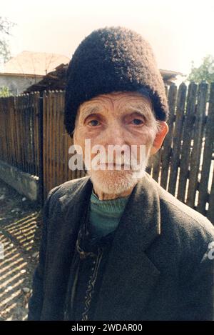 Portrait d'un homme âgé dans le comté de Vrancea, Roumanie, vers 1992 Banque D'Images