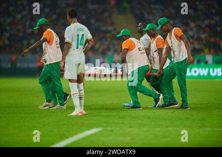 Temps forts du match entre le Sénégal et le Cameroun à la coupe d'Afrique des Nations 2023, les stewards évacuant un joueur sénégalais blessé Banque D'Images