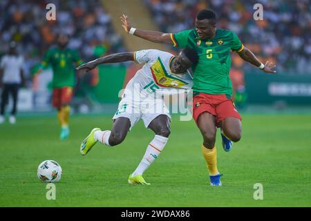 Temps forts du match entre le Sénégal et le Cameroun à la coupe d’Afrique des Nations 2023, duel entre Krepin Diatta et Nouhou Tolo Banque D'Images