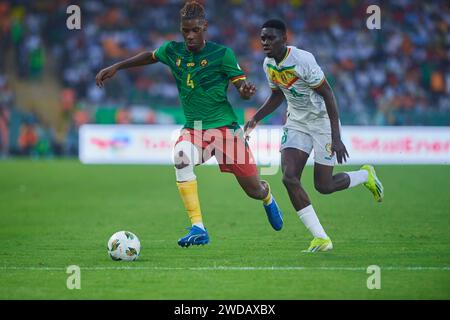 Temps forts du match entre le Sénégal et le Cameroun à la coupe d’Afrique des Nations 2023, duel entre Christopher Wooh et Ismaïla Sarr Banque D'Images