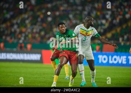 Temps forts du match entre le Sénégal et le Cameroun à la coupe d’Afrique des Nations 2023, duel entre Faris Moumbagna et Kalidou Koulibaly Banque D'Images