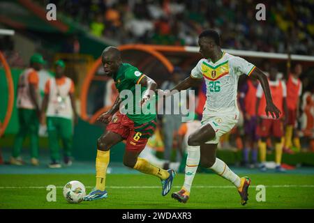 Temps forts du match entre le Sénégal et le Cameroun à la coupe d’Afrique des Nations 2023, duel entre Olivier Kemen et Pape Gueye Banque D'Images