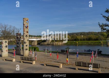 Monument européen dans le village Schengen avec vue sur la Moselle Banque D'Images