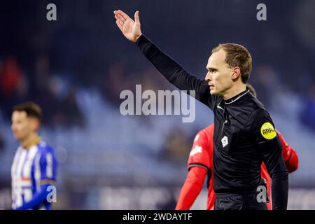 Eindhoven, pays-Bas. 19 janvier 2024. EINDHOVEN, PAYS-BAS - JANVIER 19 : l'arbitre Wouter Wiersma lève la main lors du match néerlandais Keuken Kampioen Divisie entre le FC Eindhoven et de Graafschap au Jan Louwers Stadion le 19 janvier 2024 à Eindhoven, pays-Bas. (Photo Broer van den Boom/Orange Pictures) crédit : dpa/Alamy Live News Banque D'Images