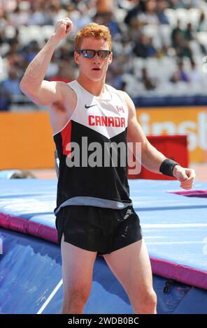 Shawn Barber en compétition dans le coffre à la perche et saute 5,93 et établit un record national canadien aux Jeux d'anniversaire de Sainsbury au stade Banque D'Images