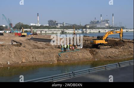 Les travaux de construction sur le site du train à grande vitesse se poursuivent dans le cadre du vibrant salon mondial du Gujarat à Ahmedabad. Vibrant Gujarat Global Trade Show est une plate-forme pour amener les investisseurs indiens et internationaux à investir dans l'État, créant ainsi des opportunités d'affaires et d'emploi pour des milliers de personnes et renforçant l'économie. Banque D'Images