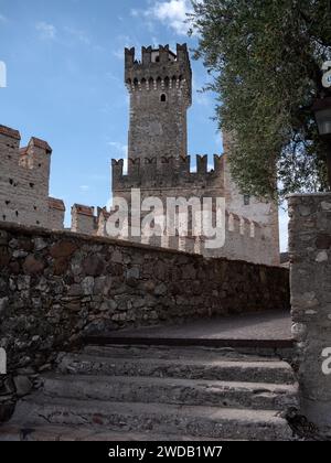 SIRMIONE, ITALIE - 21 SEPTEMBRE 2023 : vue extérieure du château de Scaliger (Castello Scaligero di Sirmione) Banque D'Images