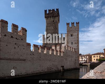 SIRMIONE, ITALIE - 21 SEPTEMBRE 2023 : vue extérieure du château de Scaliger (Castello Scaligero di Sirmione) Banque D'Images