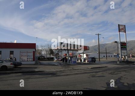 Lewiston /Idaho /USA  18 janvier 2016   Neighborhood (nieghbourhood)marché 2 et gaz tation 2,0 et 2,17 prix du gaz (photo de Francis Joseph Dean/DeanPictures) Banque D'Images