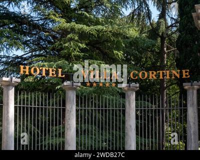 SIRMIONE, ITALIE - 21 SEPTEMBRE 2023 : portes d'entrée de l'hôtel de luxe Villa Cortine Palace avec panneau Banque D'Images