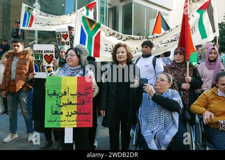 Beyrouth, Liban. 19 janvier 2024. Une centaine de militants pro-palestiniens se rassemblent devant le consulat honoraire sud-africain à Beyrouth, au Liban, le 19 2024 janvier. En décembre dernier, l’Afrique du Sud a déposé une plainte contre Israël devant la Cour internationale de Justice (CIJ), accusant son gouvernement de génocide contre les Palestiniens à Gaza après plus de deux mois de bombardements continus. (Photo Elisa Gestri/Sipa USA) crédit : SIPA USA/Alamy Live News Banque D'Images