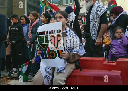 Beyrouth, Liban. 19 janvier 2024. Une centaine de militants pro-palestiniens se rassemblent devant le consulat honoraire sud-africain à Beyrouth, au Liban, le 19 2024 janvier. En décembre dernier, l’Afrique du Sud a déposé une plainte contre Israël devant la Cour internationale de Justice (CIJ), accusant son gouvernement de génocide contre les Palestiniens à Gaza après plus de deux mois de bombardements continus. (Photo Elisa Gestri/Sipa USA) crédit : SIPA USA/Alamy Live News Banque D'Images