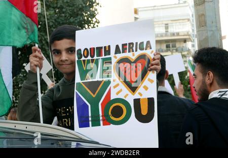 Beyrouth, Liban. 19 janvier 2024. Une centaine de militants pro-palestiniens se rassemblent devant le consulat honoraire sud-africain à Beyrouth, au Liban, le 19 2024 janvier. En décembre dernier, l’Afrique du Sud a déposé une plainte contre Israël devant la Cour internationale de Justice (CIJ), accusant son gouvernement de génocide contre les Palestiniens à Gaza après plus de deux mois de bombardements continus. (Photo Elisa Gestri/Sipa USA) crédit : SIPA USA/Alamy Live News Banque D'Images