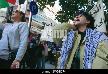 Beyrouth, Liban. 19 janvier 2024. Une centaine de militants pro-palestiniens se rassemblent devant le consulat honoraire sud-africain à Beyrouth, au Liban, le 19 2024 janvier. En décembre dernier, l’Afrique du Sud a déposé une plainte contre Israël devant la Cour internationale de Justice (CIJ), accusant son gouvernement de génocide contre les Palestiniens à Gaza après plus de deux mois de bombardements continus. (Photo Elisa Gestri/Sipa USA) crédit : SIPA USA/Alamy Live News Banque D'Images