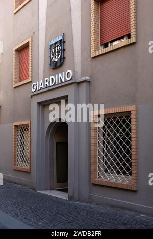 SIRMIONE, ITALIE - 21 SEPTEMBRE 2023 : entrée à l'Hôtel Giardino avec panneau Banque D'Images