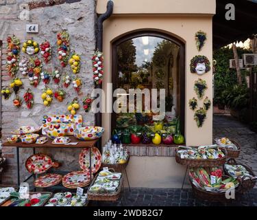 SIRMIONE, ITALIE - 21 SEPTEMBRE 2023 : extérieur de la jolie boutique de souvenirs de la ville Banque D'Images