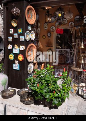 SIRMIONE, ITALIE - 21 SEPTEMBRE 2023 : extérieur de la jolie boutique de souvenirs de la ville Banque D'Images