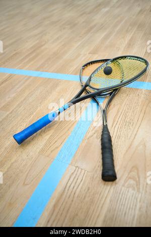 Roquette de squash avec balle sur l'espace vide du court Banque D'Images