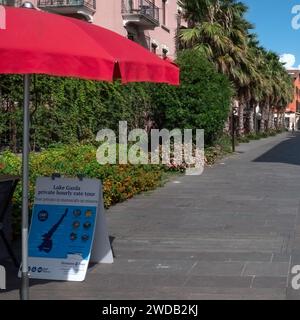 SIRMIONE, ITALIE - 21 SEPTEMBRE 2023 : panneau pour des visites autour du lac de Garde Banque D'Images