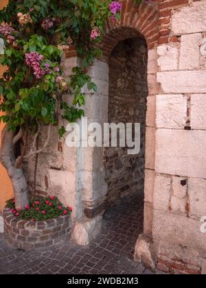 SIRMIONE, ITALIE - 21 SEPTEMBRE 2023 : joli petit passage dans la vieille ville Banque D'Images