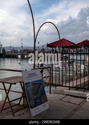 SIRMIONE, ITALIE - 21 SEPTEMBRE 2023 : panneau pour les visites du lac dans le joli port Banque D'Images