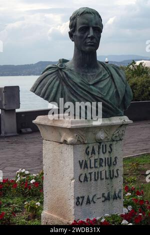 SIRMIONE, ITALIE - 21 SEPTEMBRE 2023 : buste du monument au poète romain Gaius Valerius Catullus Banque D'Images