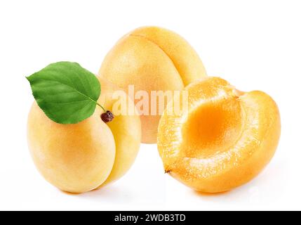 abricots avec tranche et feuilles isolé fond blanc Banque D'Images