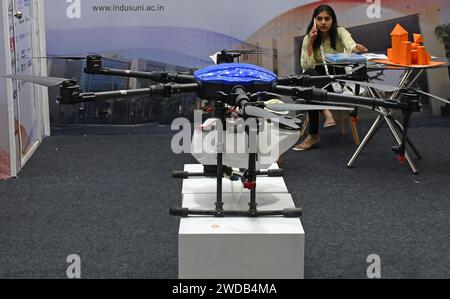 Ahmedabad, Inde. 13 janvier 2024. Un drone utilisé pour pulvériser des pesticides sur les cultures est exposé au vibrant Gujarat Global Trade Show à Ahmedabad. Vibrant Gujarat Global Trade Show est une plate-forme pour amener les investisseurs indiens et internationaux à investir dans l'État, créant ainsi des opportunités d'affaires et d'emploi pour des milliers de personnes et renforçant l'économie. (Photo Ashish Vaishnav/SOPA Images/Sipa USA) crédit : SIPA USA/Alamy Live News Banque D'Images