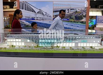 Ahmedabad, Inde. 13 janvier 2024. Les visiteurs passent devant une miniature de la gare ferroviaire à grande vitesse exposée au vibrant salon mondial du Gujarat à Ahmedabad. Vibrant Gujarat Global Trade Show est une plate-forme pour amener les investisseurs indiens et internationaux à investir dans l'État, créant ainsi des opportunités d'affaires et d'emploi pour des milliers de personnes et renforçant l'économie. (Photo Ashish Vaishnav/SOPA Images/Sipa USA) crédit : SIPA USA/Alamy Live News Banque D'Images