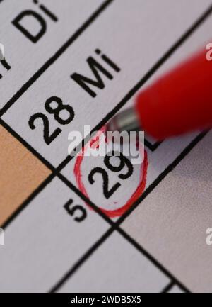 Stuttgart, Allemagne. 18 janvier 2024. Un cercle est fait autour du 29 février sur une page de calendrier avec un stylo rouge. L'année 2024 est une année bissextile et a 366 jours. Crédit : Bernd Weißbrod/dpa/Alamy Live News Banque D'Images
